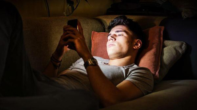长期将手机放在枕边睡觉，对人体危害究竟有多大？