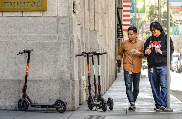 共享电动滑板车在美国街头泛滥 城市推出牌照制